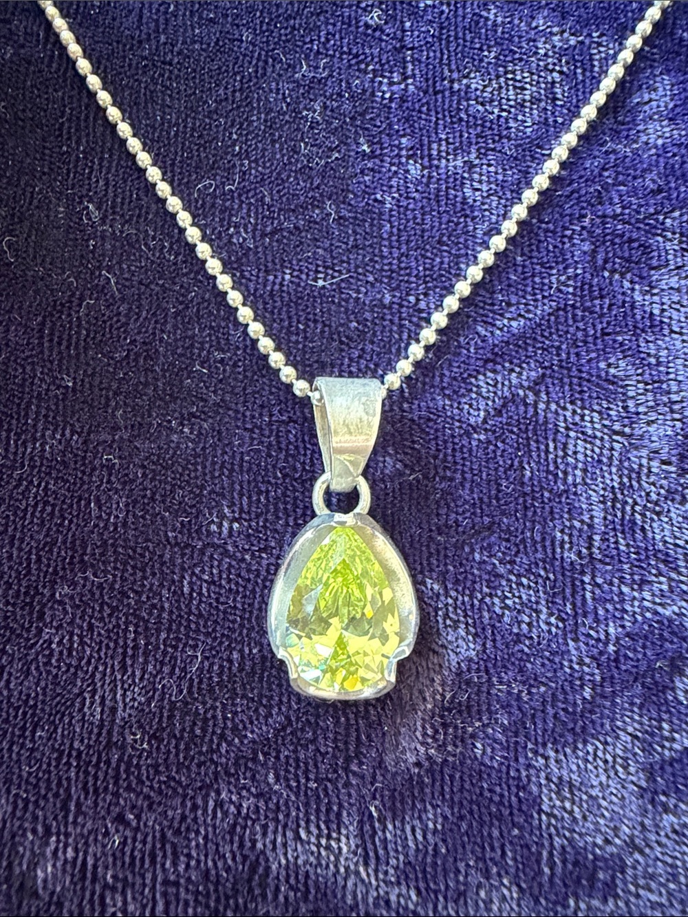 925 sterling silver necklace with large green sparkling stone - Picture 2 of 10